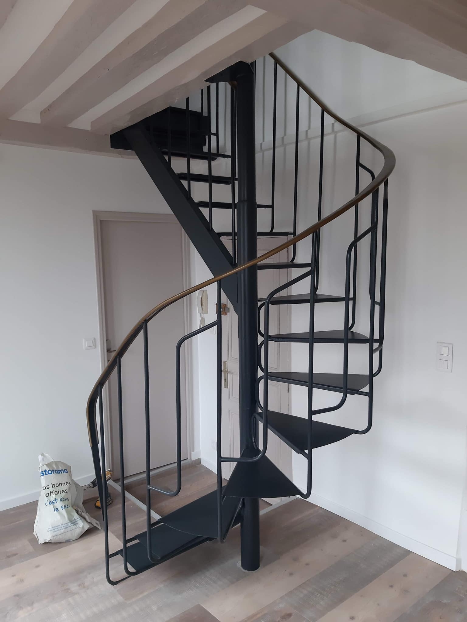 Escalier hélicoïdal rénové par L'ART RENOV