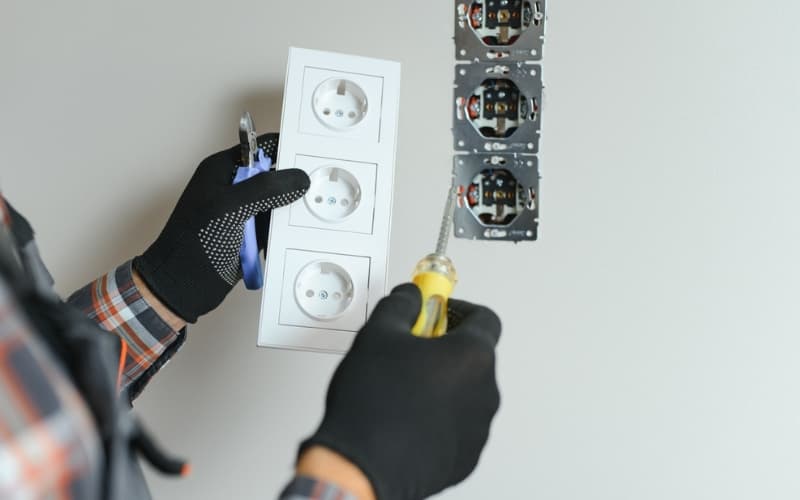 Tableau électrique en cours de rénovation