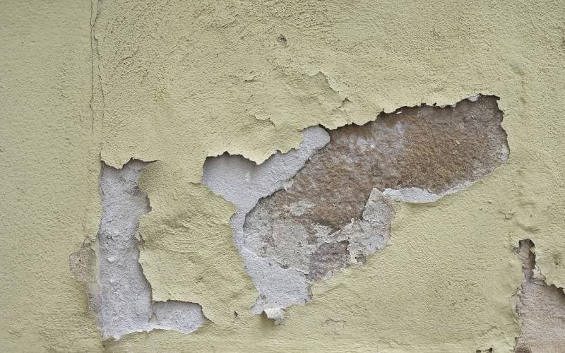 Mur ancien avec traces d’humidité avant rénovation