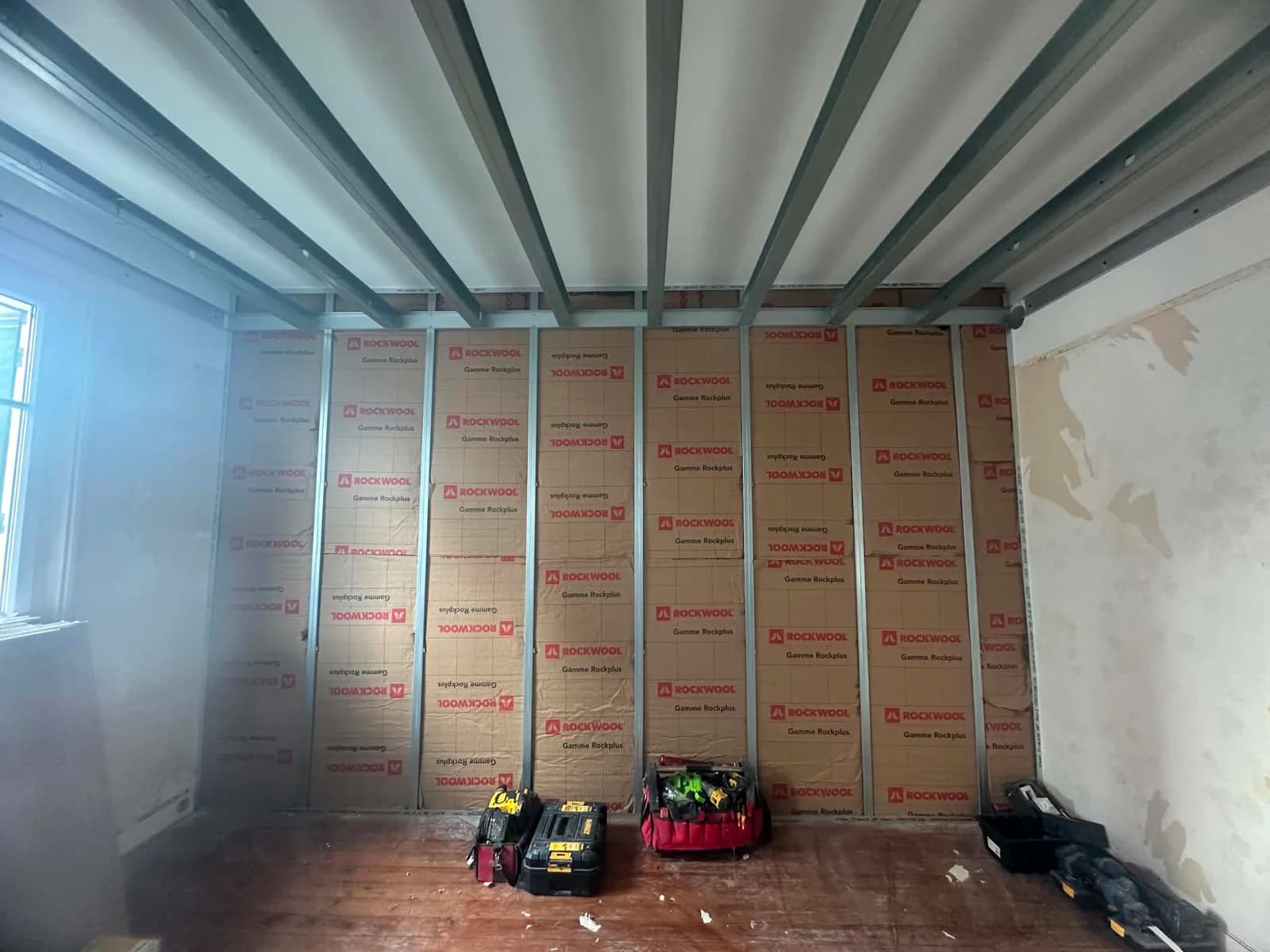 Isolation et ossature métallique pendant la rénovation d'une maison à Caen