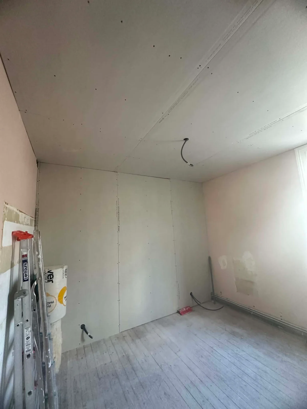 Murs et plafond en plaques de plâtre dans une maison en rénovation à Caen