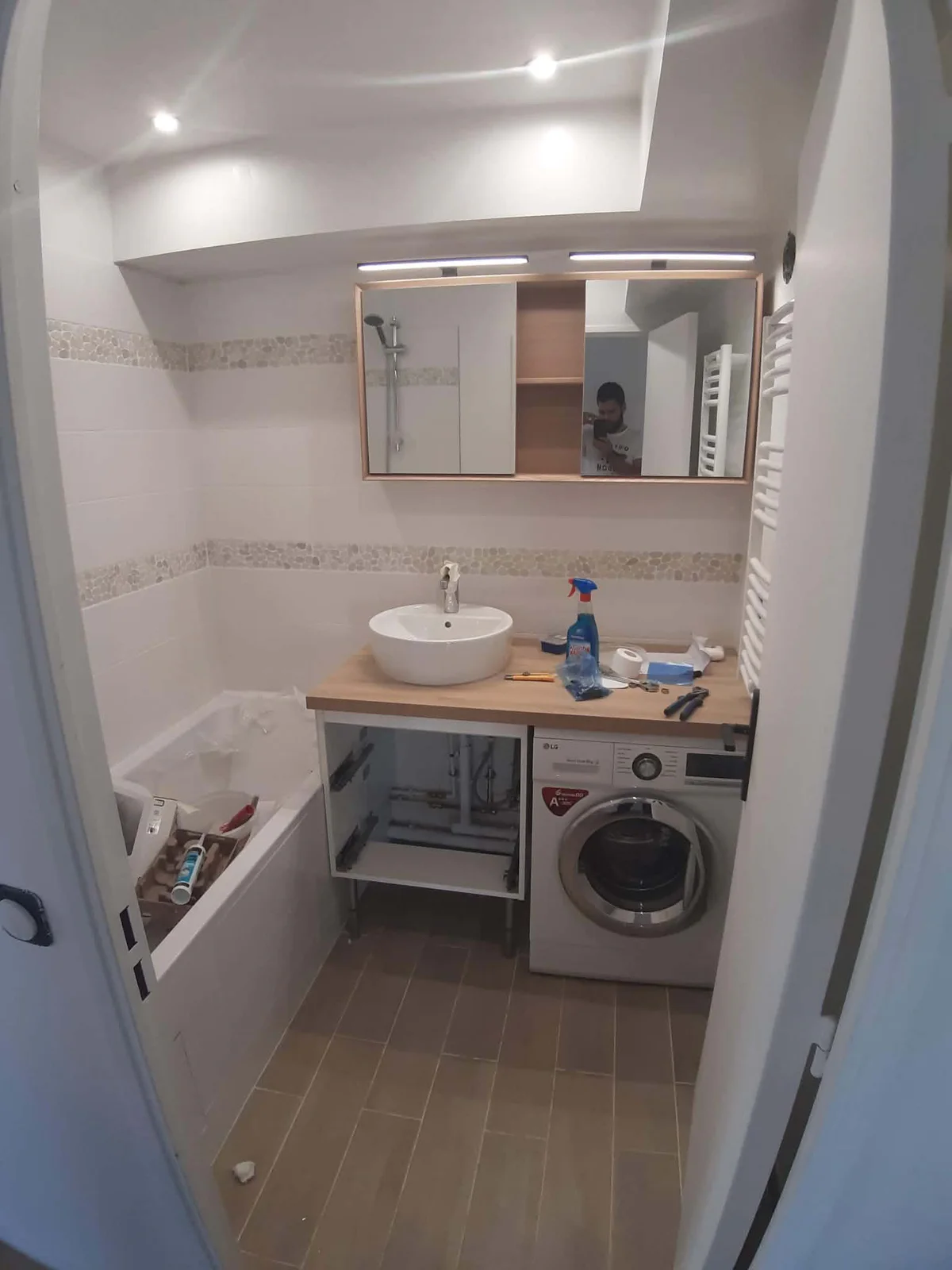 Salle de bain rénovée pendant les finitions dans une maison à Caen