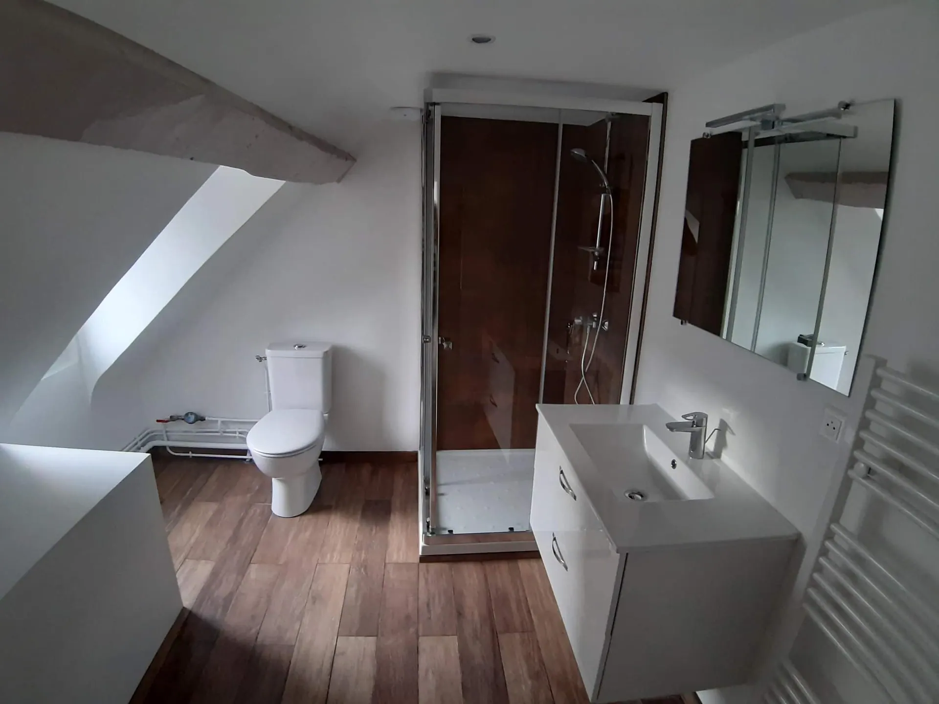 Salle de bain rénovée sous pente par L'ART RENOV